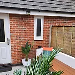 The Cosy Pod Studio - Short Stay In Salford